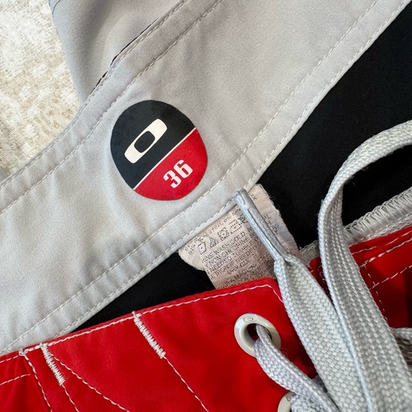 Oakley Men Board shorts red gray black 36 - Picture 3 of 3